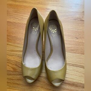 VINCE CAMUTO Kendall Women’s Beige Patent Leather Platform Peep-Toe Pumps 7 1/2